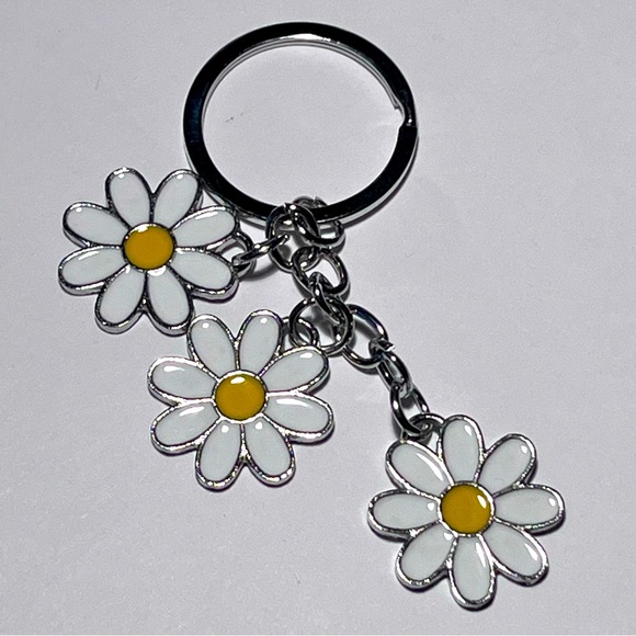 🎉 HP 🎉 White Flower Bag Charm Keychain - Picture 1 of 3